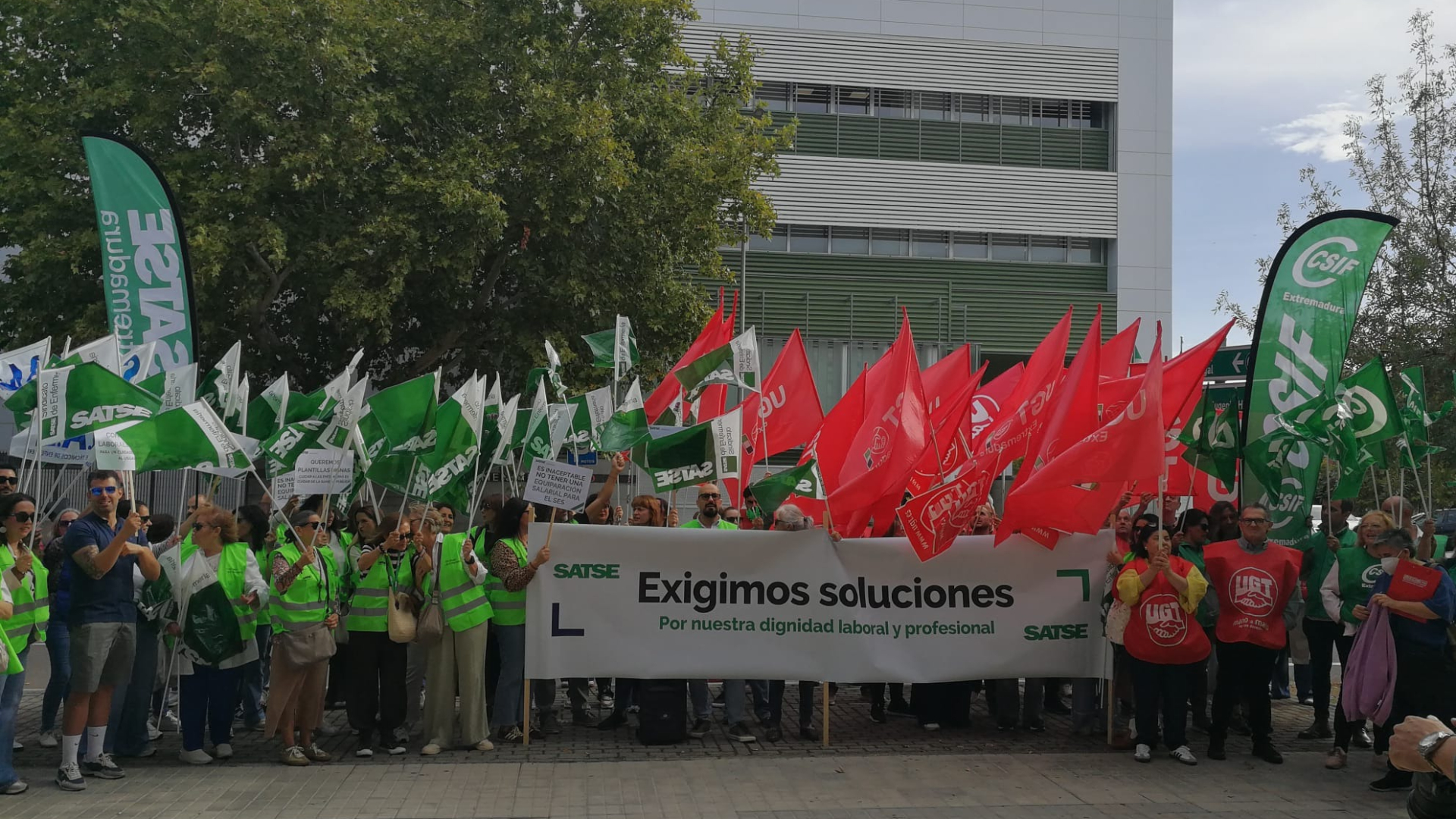 Enfermeros y fisioterapeutas exigen mejoras salariales al SES