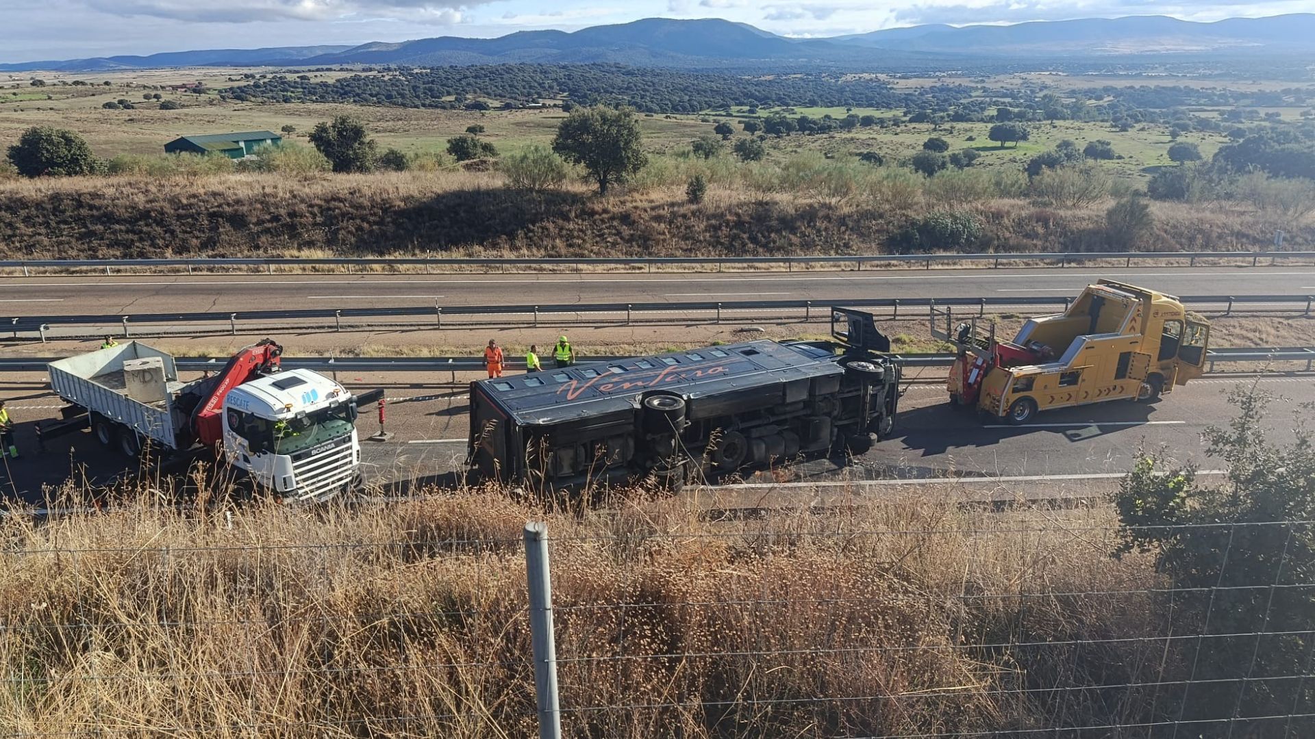 Un camión, volcado en la autovía A-5, en el término municipal de Santa Cruz de la Sierra