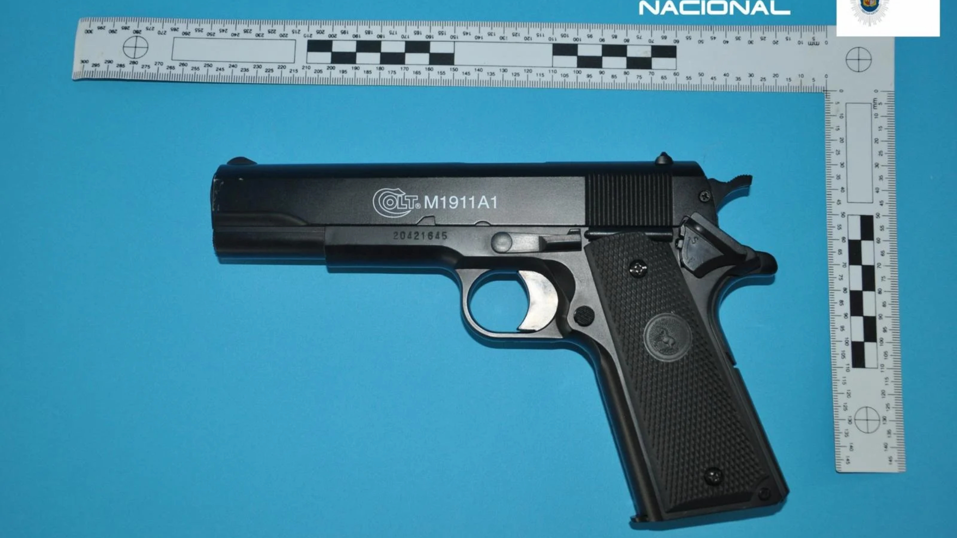 Detienen a un hombre por amenazar con una pistola de aire comprimido