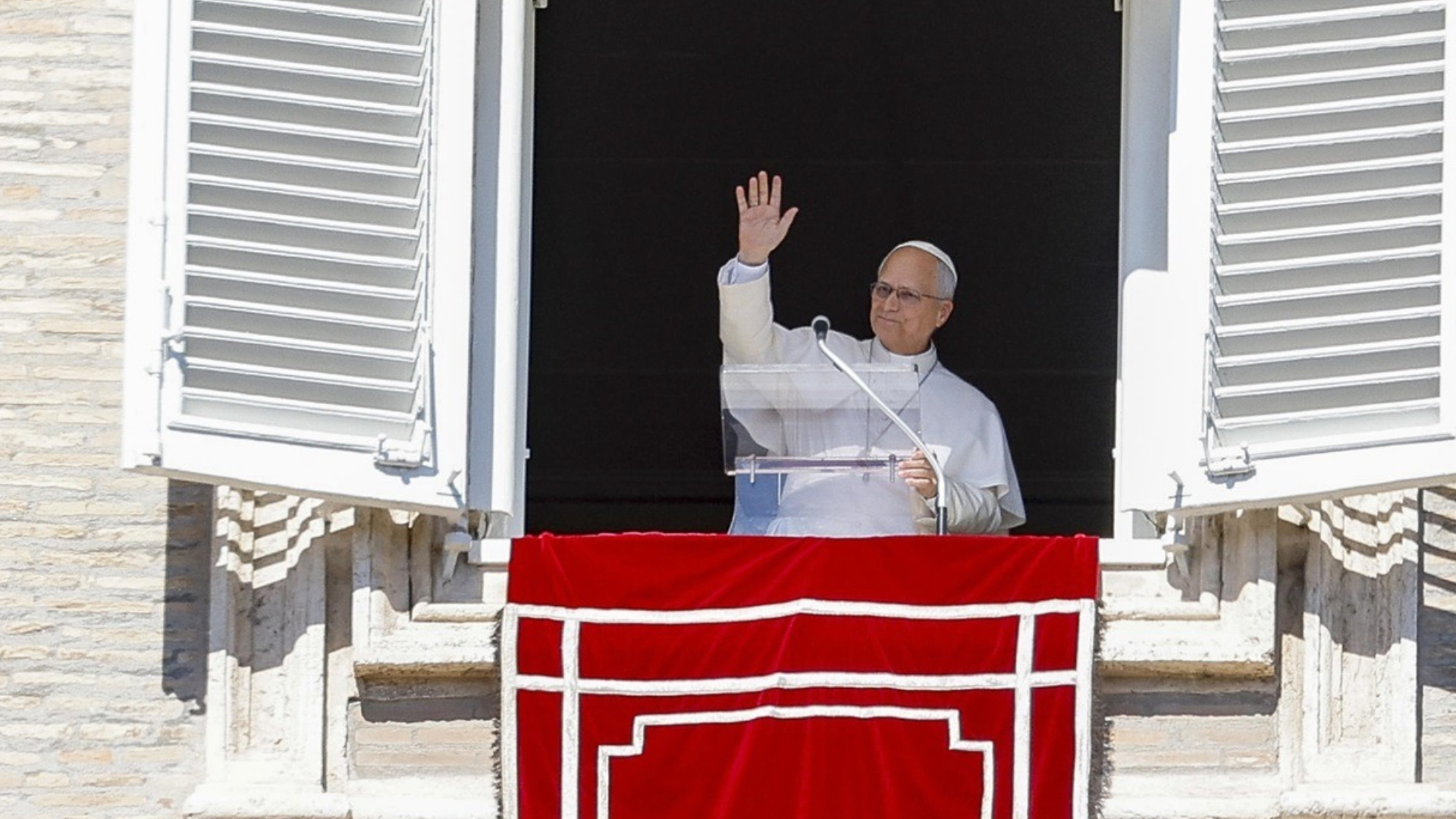El papa León XIV dirige el rezo del Ángelus desde la ventana de su despacho, con vistas a la plaza de San Pedro, en la Ciudad del Vaticano, el 11 de octubre de 2026.