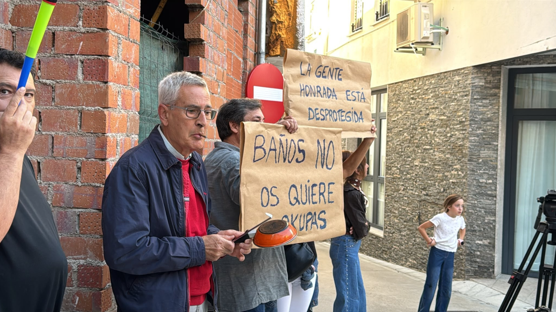 Unas 200 personas reclaman que una familia abandone una vivienda en Baños de Montemayor