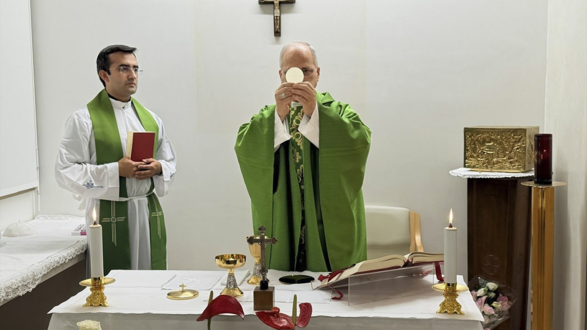 El Papa, durante la celebración de una misa este viernes en el hospital Gemelli de Roma