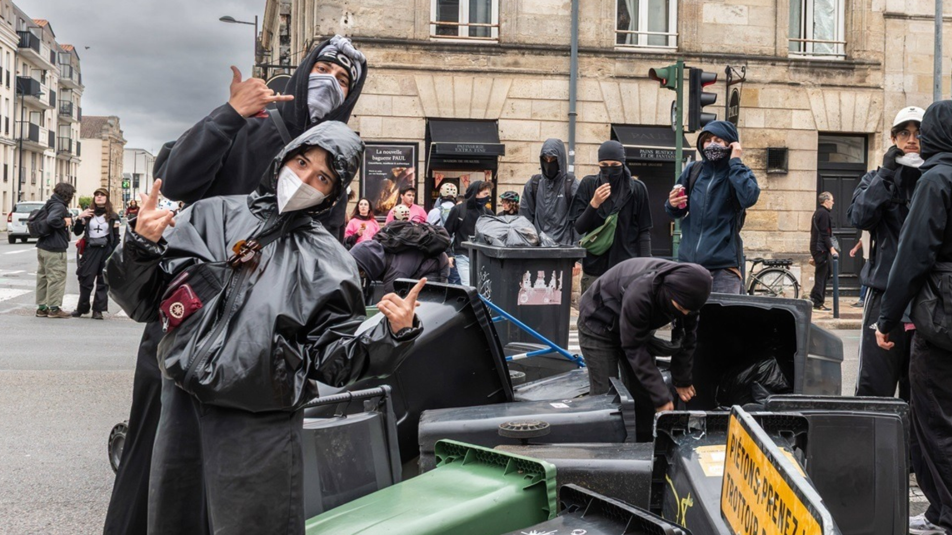 Manifestantes de los «chalecos amarillos» (gilets jaunes) levantan barricadas y prenden fuego en una calle durante las protestas convocadas en todo el país contra los elevados precios y el aumento del coste de la vida en Burdeos.