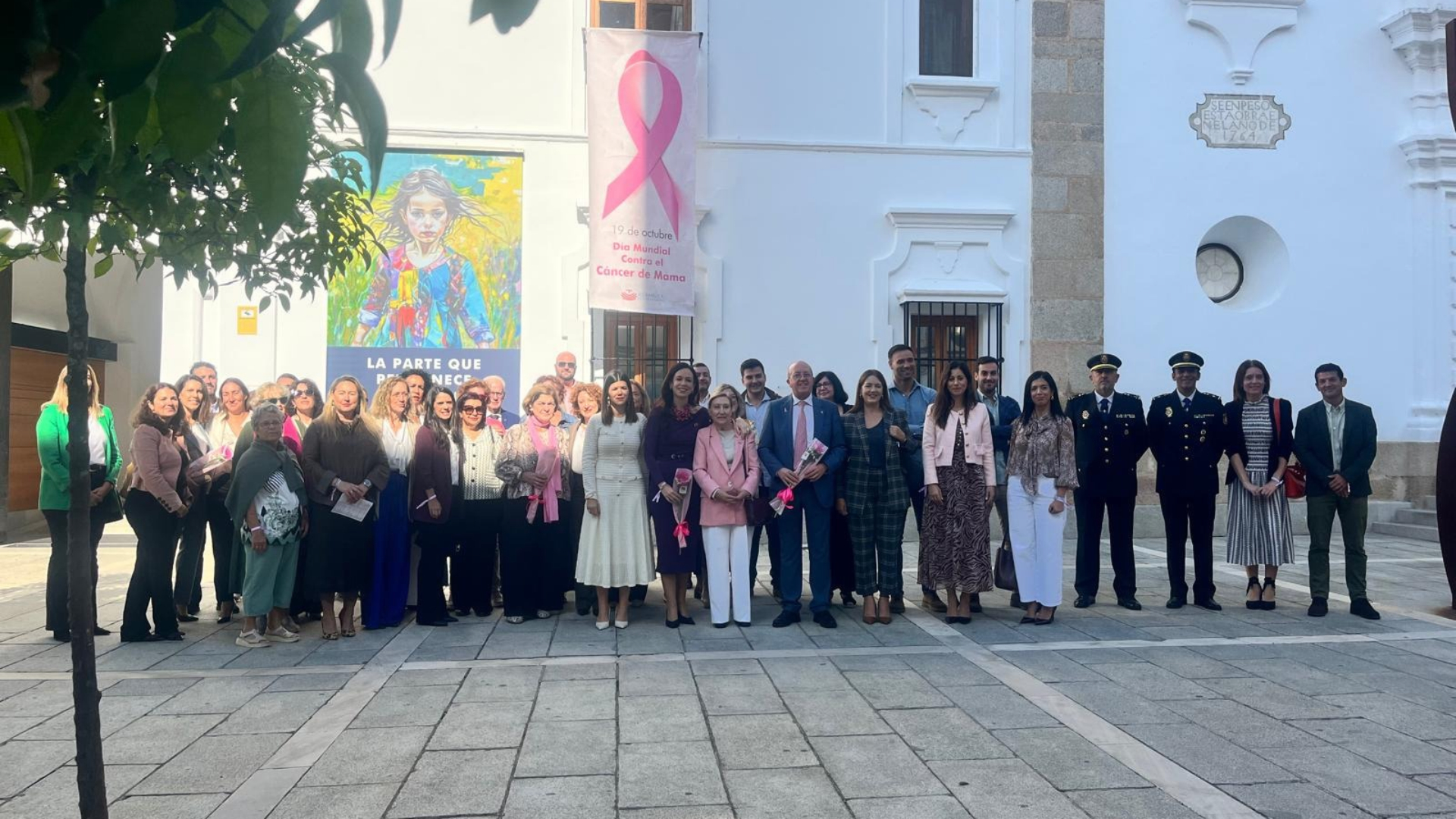 La Asamblea despliega el lazo rosa contra el cáncer de mama