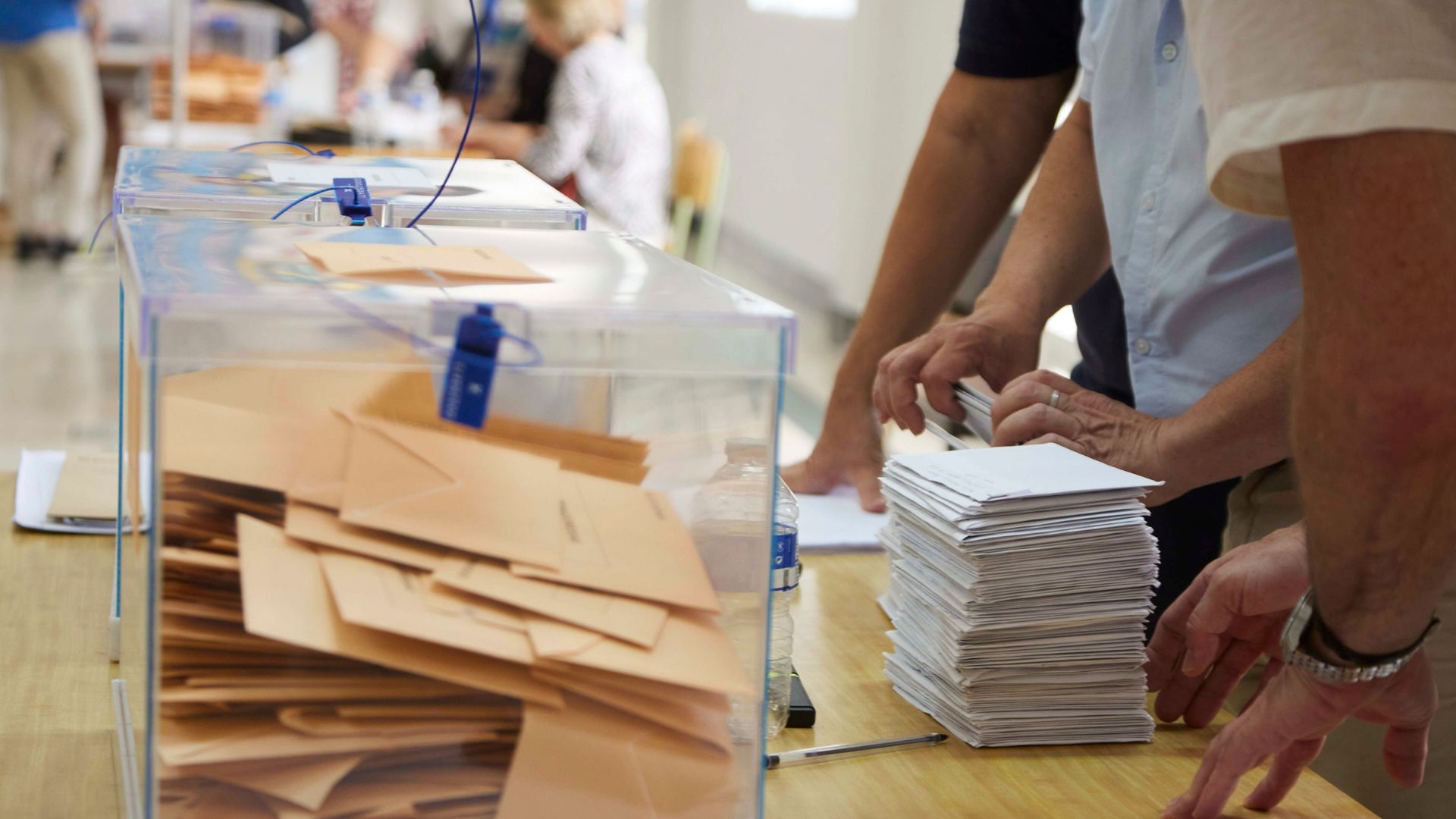 Una mesa electoral comienza a contabilizar los votos, a 23 de julio de 2023