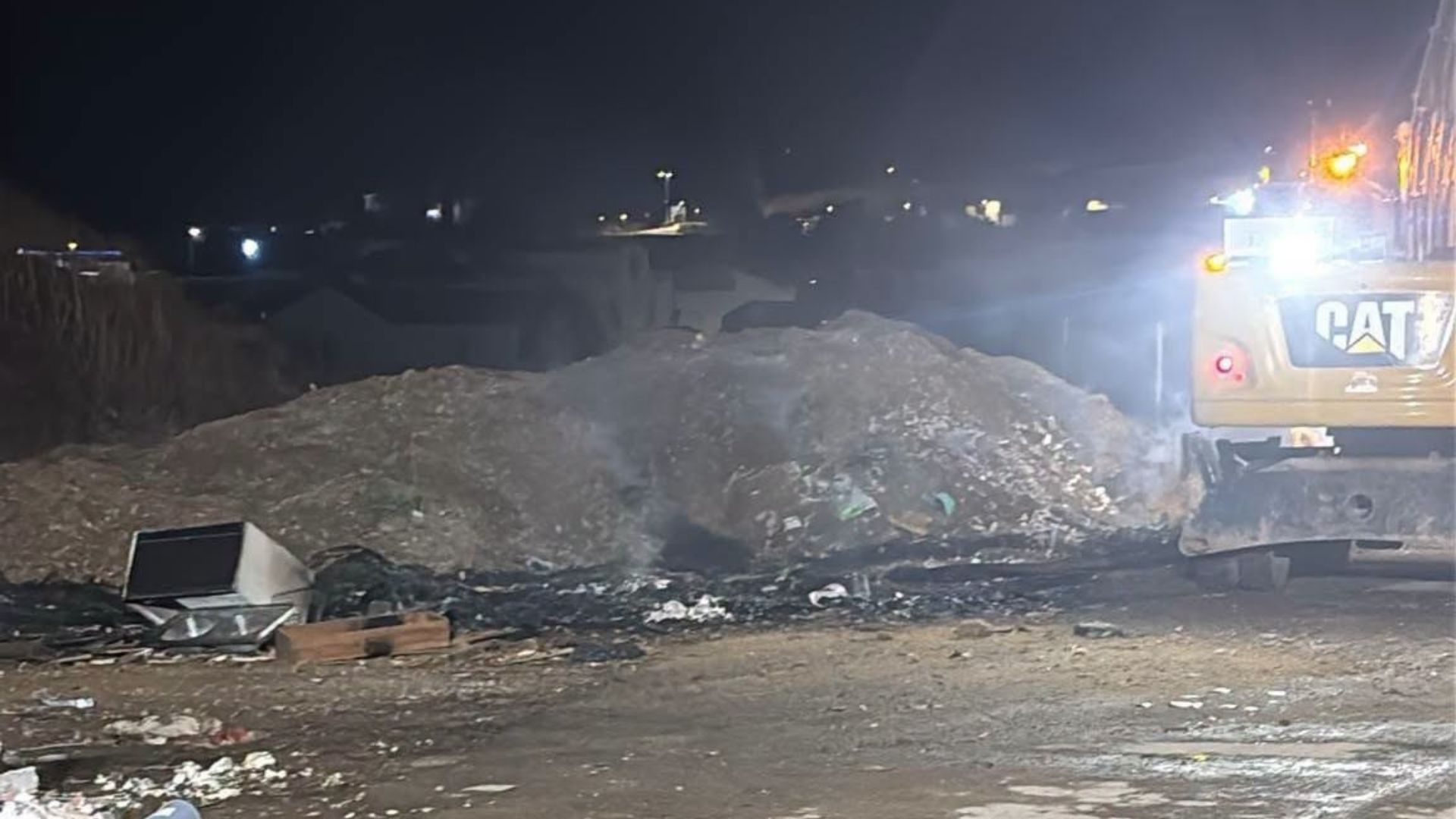 Maquinaria trabajando en la zona en la que se produjo el incendio