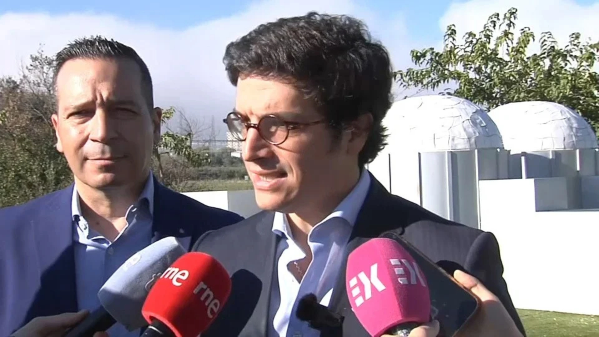 El portavoz nacional de Economía de Vox, José María Figaredo y Óscar Fernández Calle, presidente del Grupo Parlamentario Vox en la Asamblea de Extremadura