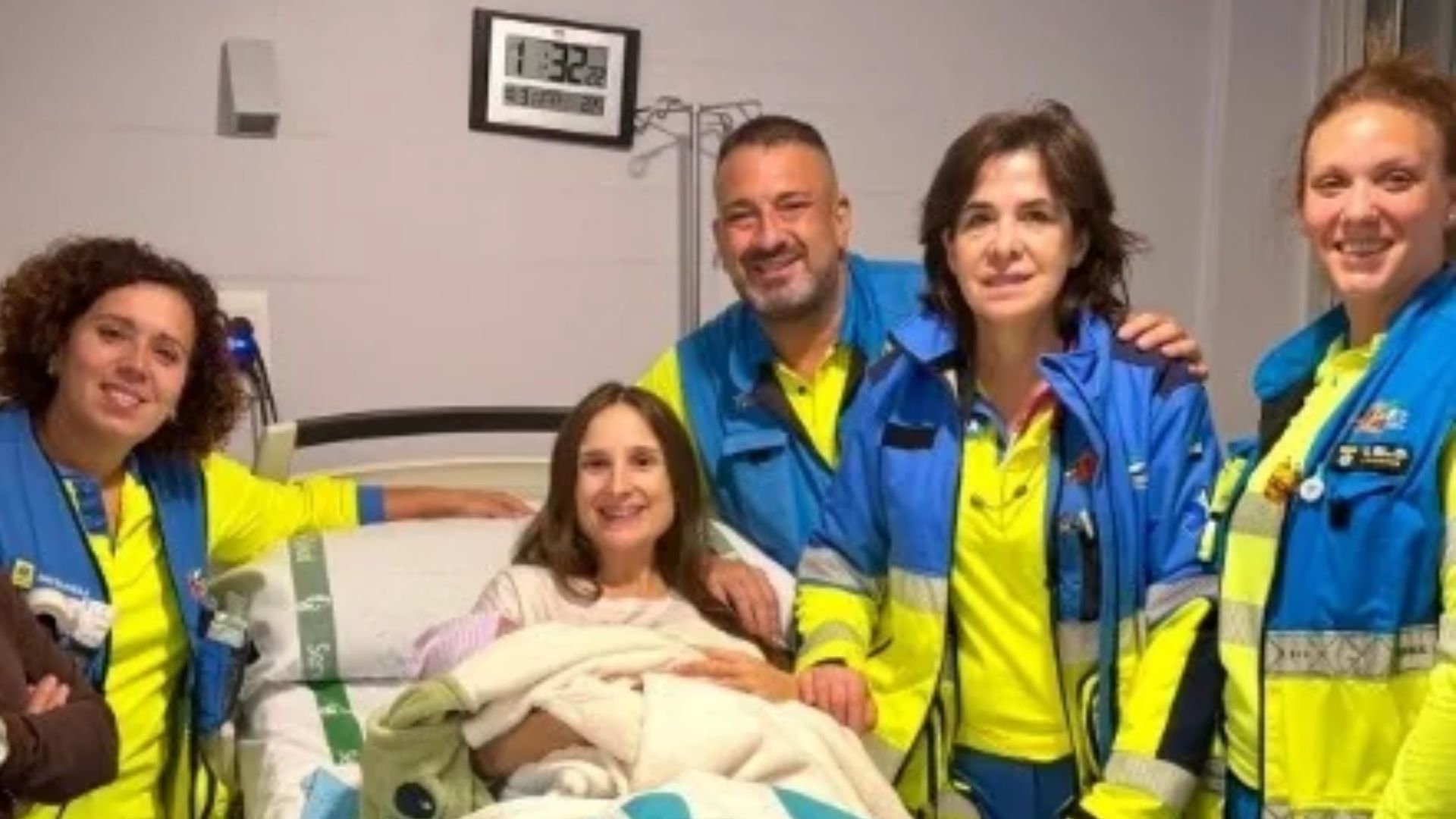 La Unidad Medicalizada de Emergencias de Cáceres, junto a la pequeña Manuela y a su madre, tras el parto