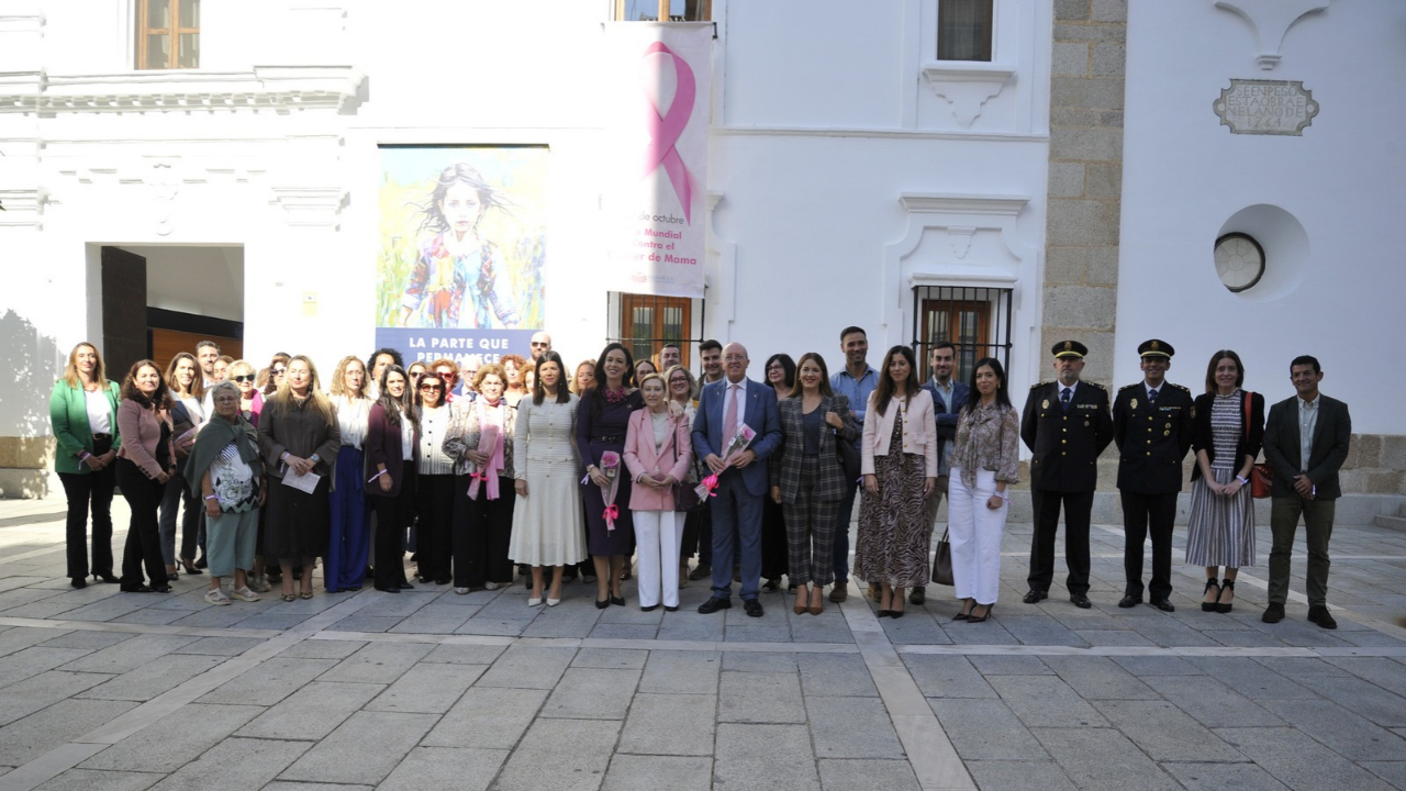 El lazo rosa luce desde hoy en la fachada de la Asamblea de Extremadura