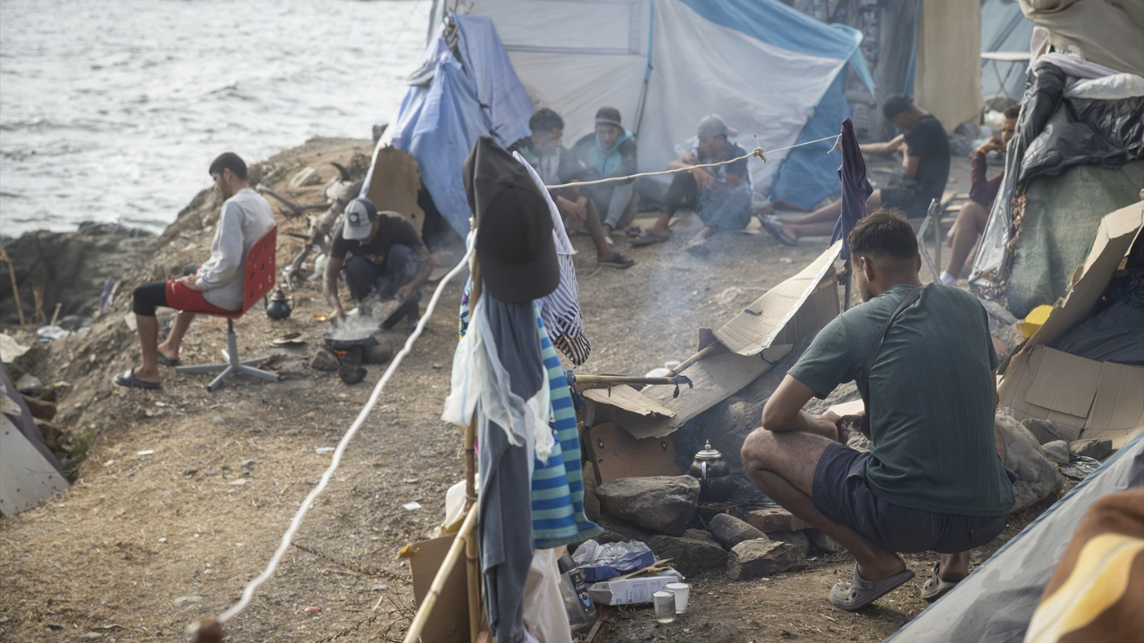Migrantes en chabolas, en la playa de Trampolín, a 19 de septiembre de 2026, en Ceuta (España).
