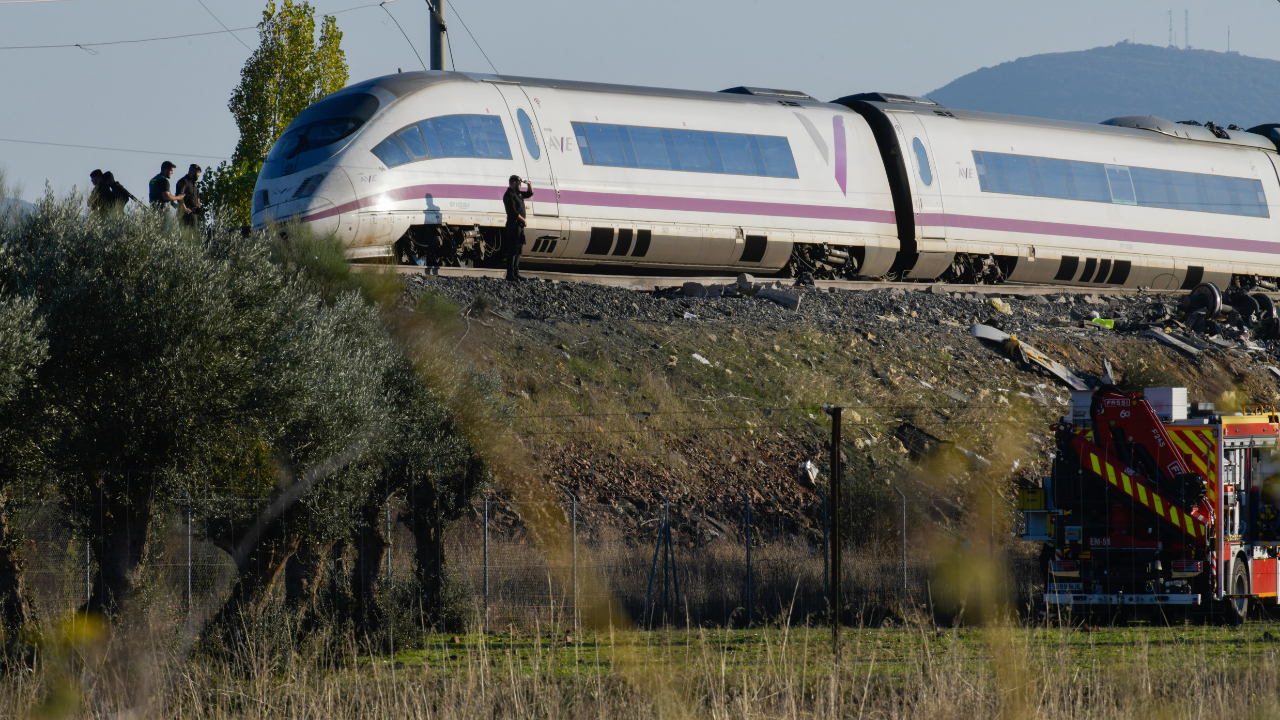 Agentes de los Servicios de Emergencias trabajan en el lugar de los hechos, a 28 de octubre de 2026, en Urda, Toledo, Castilla-La Mancha (España). 