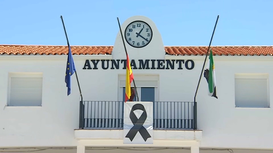 Banderas a media asta en Hernán Cortés
