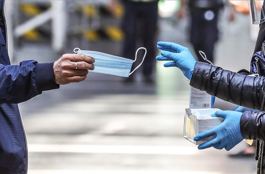 Entrega de mascarillas en una ciudad europea