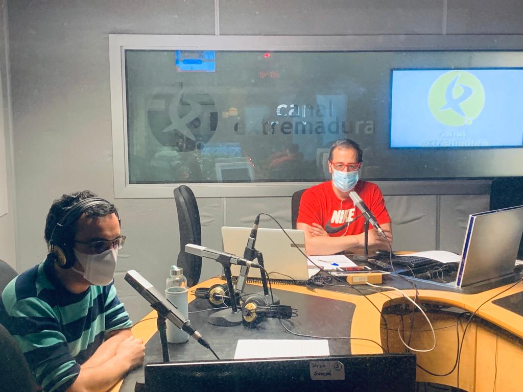 Iván Herrero y Fernando Gallego en el estudio de Canal Extremadura Radio