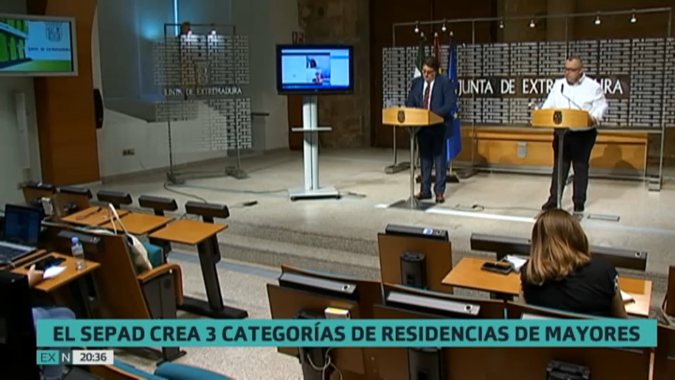 El consejero de Sanidad, José María Vergeles y el gerente del SEPAD, José Vicente Granado,  en rueda de prensa.