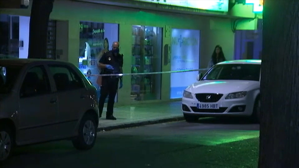 Calle de Badajoz limitada por un cordón policial