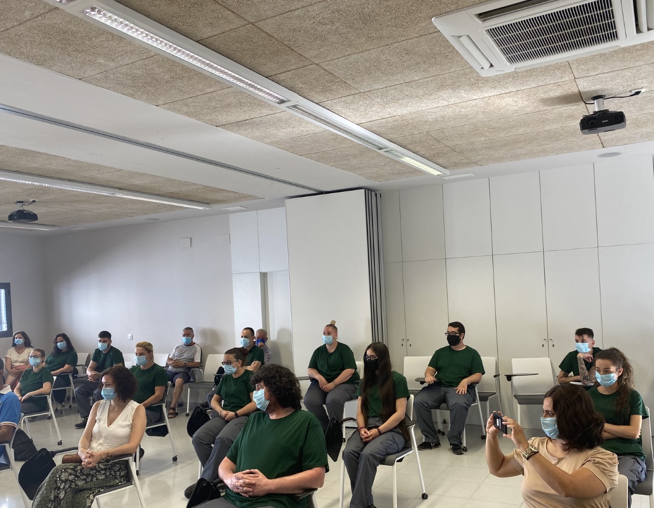 Acto de apertura del programa Crisol para los alumnos de Suerte de Saavedra en Badajoz. Todos llevan mascarilla y están sentados guardando la distancia de seguridad.