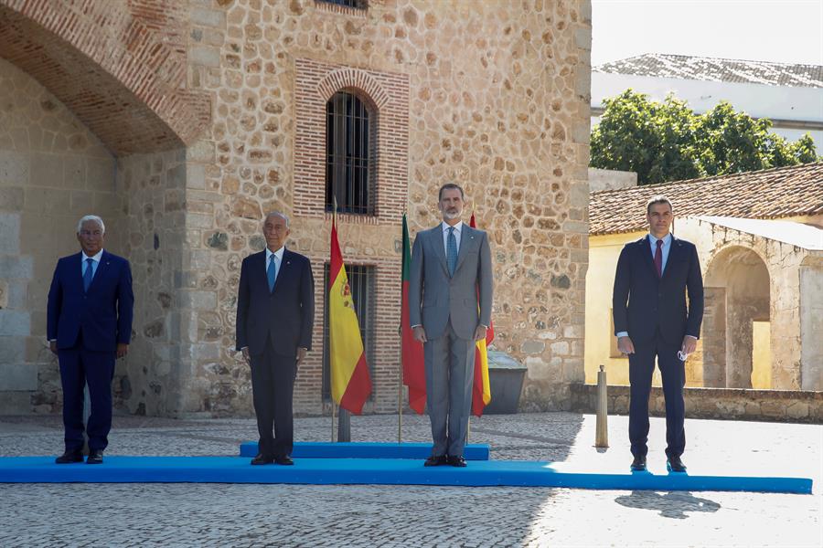 El presidente del Gobierno, Pedro Sánchez, el rey Felipe VI, junto con presidente portugués Marcelo Rebelo de Sousa y el primer ministro luso Antonio Costa