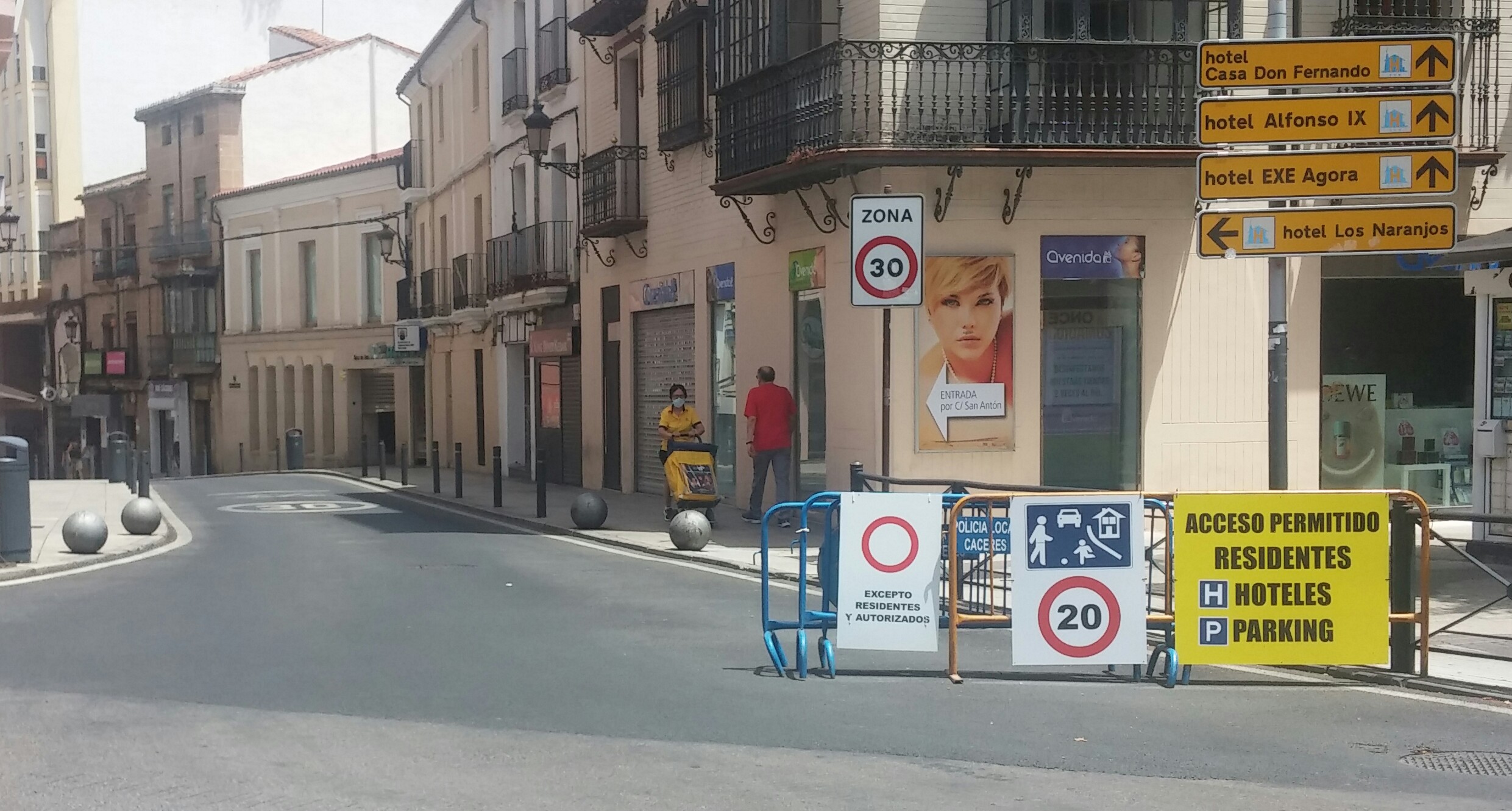 Inicio de la calle San Antón, donde comienzan las restricciones del tráfico