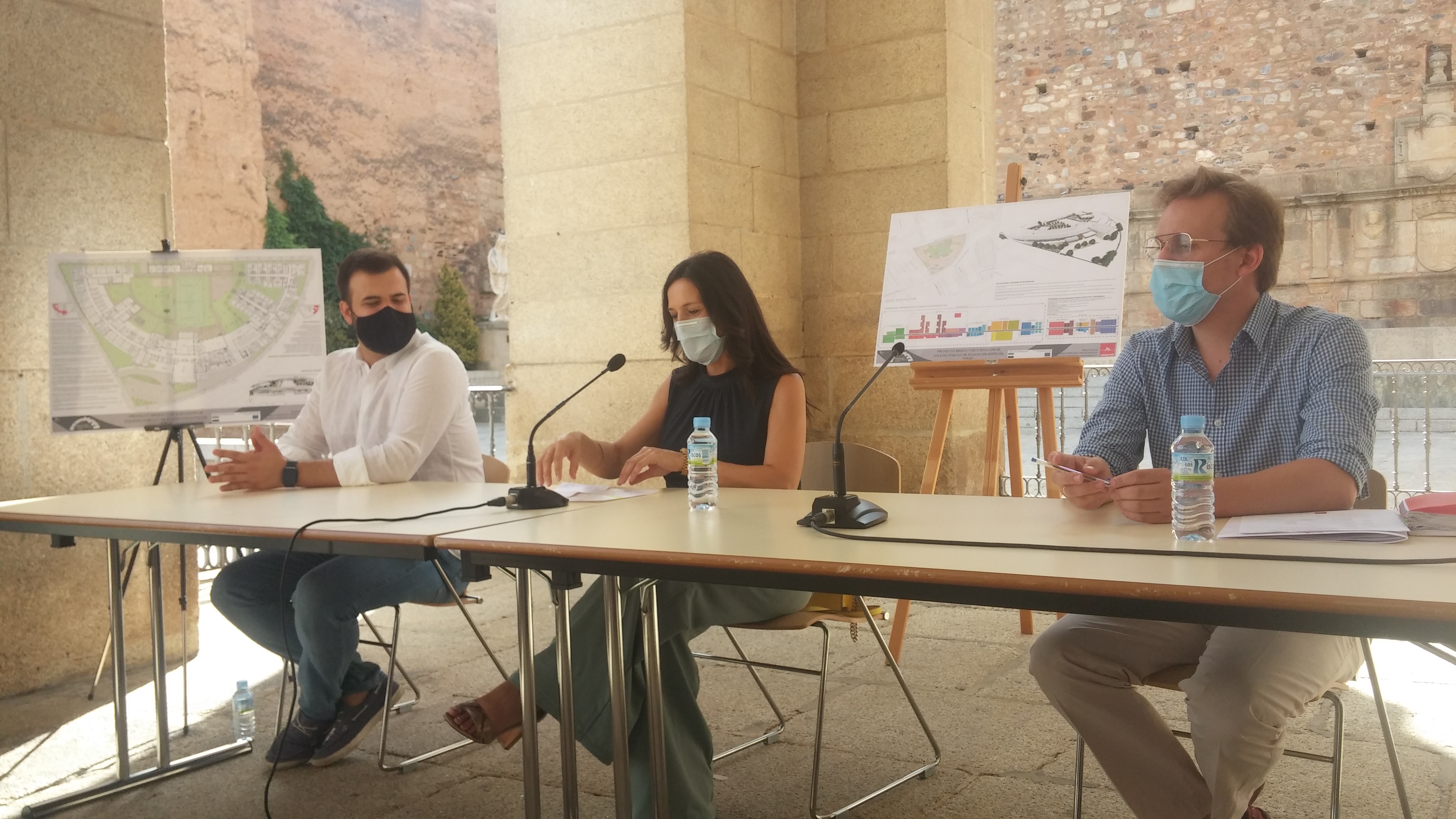 Imagen de la presentación del proyecto con la consejera de Educación, el Alcalde de Cáceres y el arquitecto del proyecto