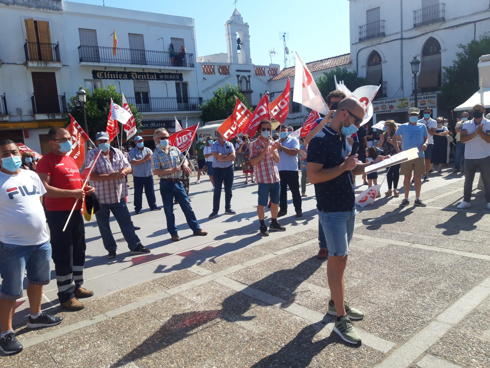 Trabajadores en la protesta frente al ayuntamiento de Alburquerque