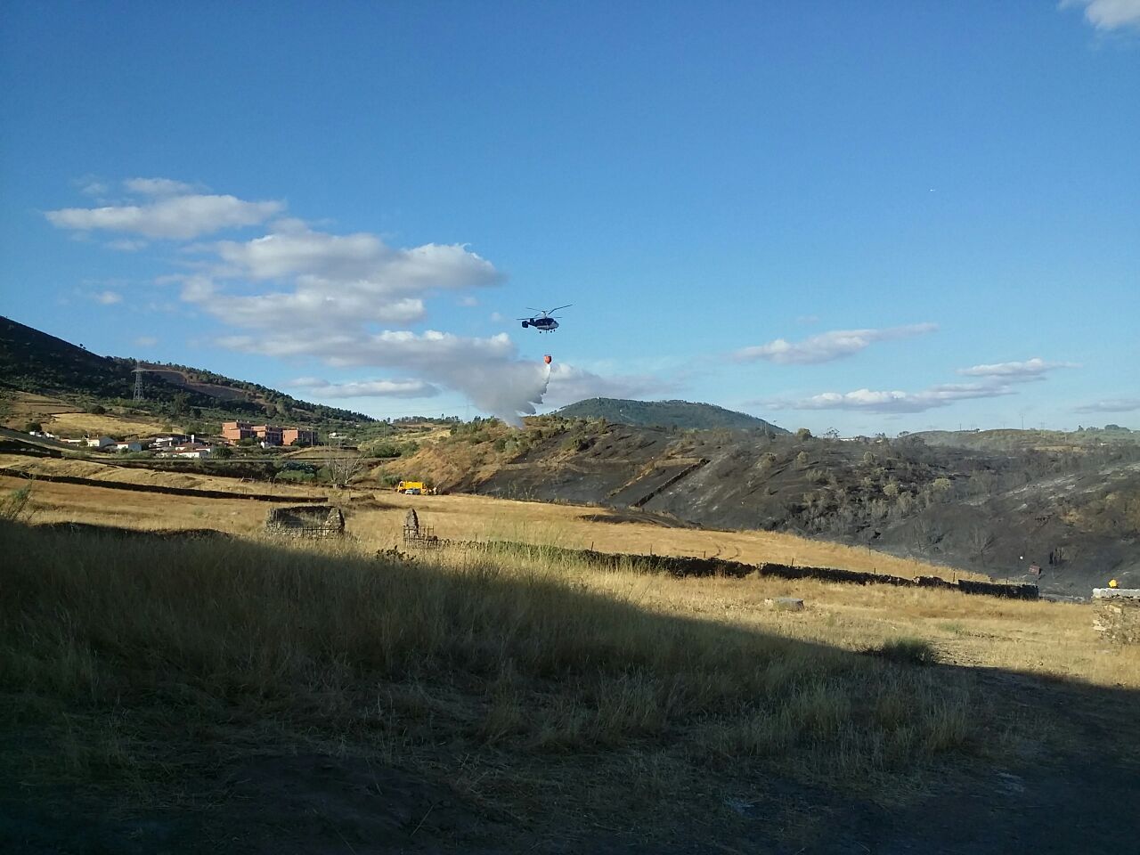 Hidroaviones sofocando el incendio de Cañaveral