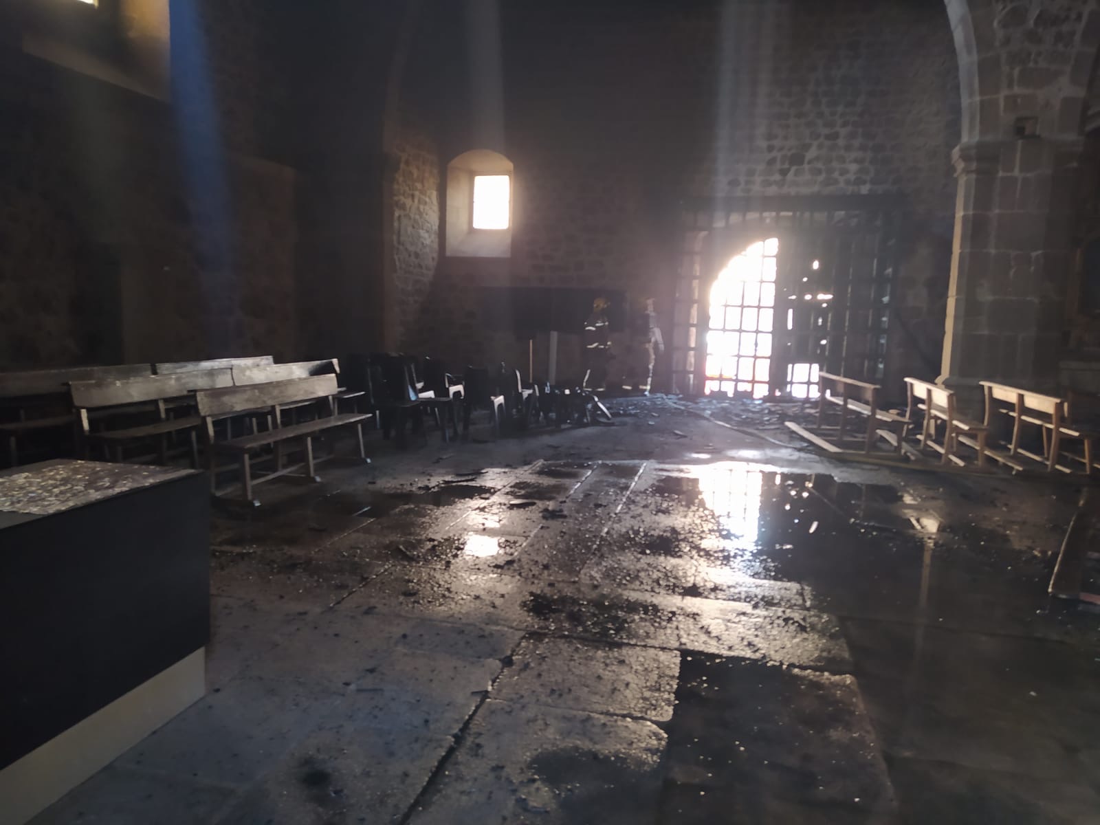 Interior del templo tras el incendio