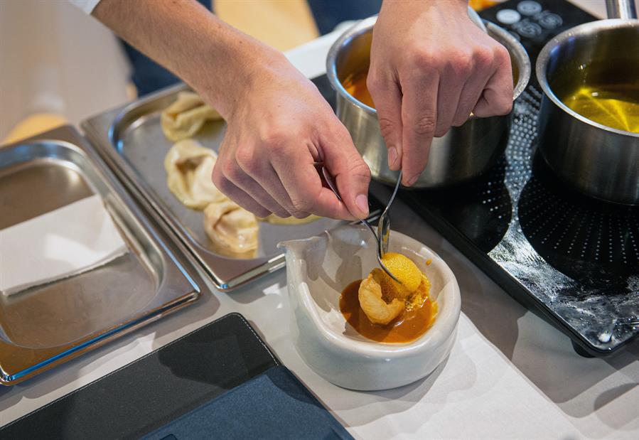 imagen de un cocinero preparando un plato