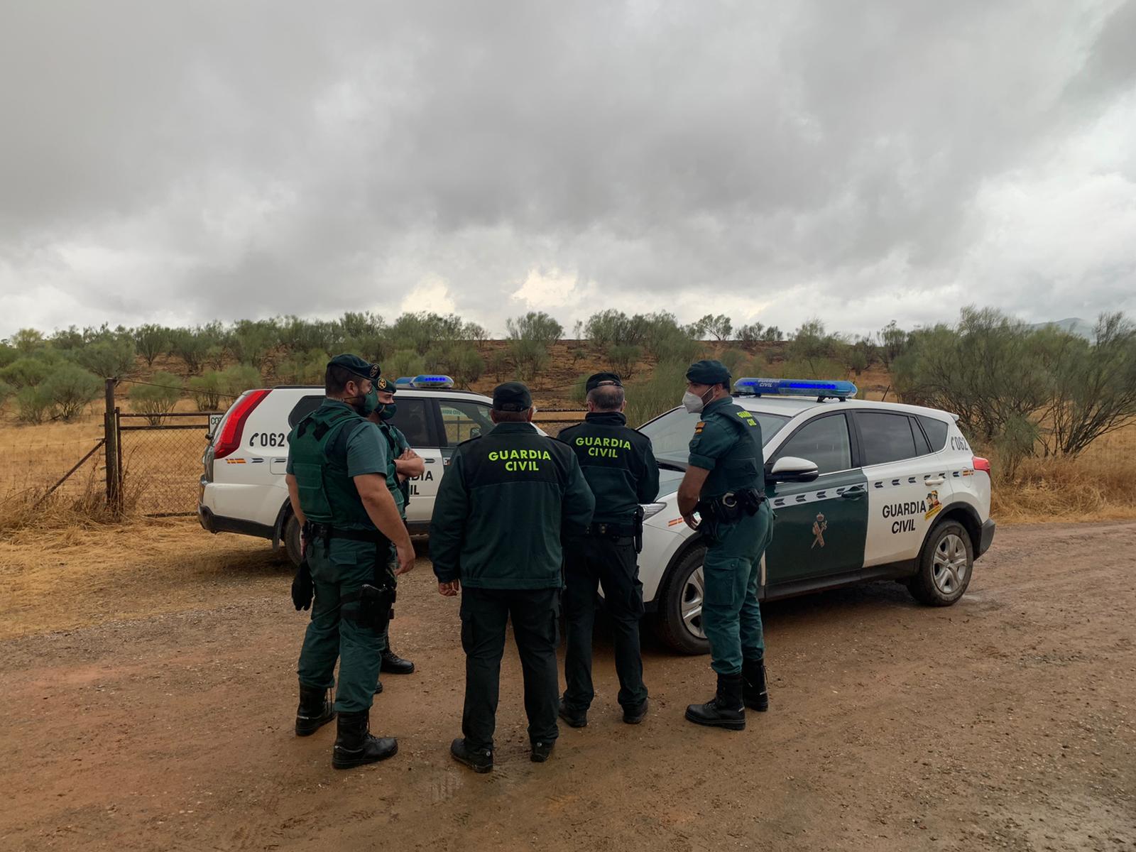 Dispositivo de la Guardia Civil a la entrada de la finca