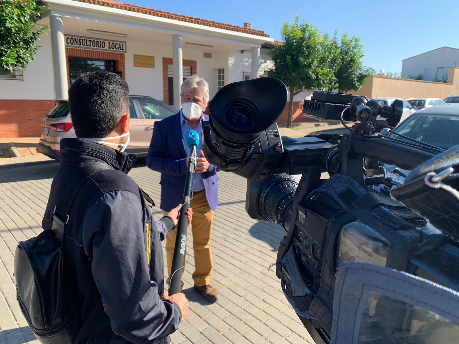 El alcalde de Bienvenida atiende a Canal Extremadura en las puertas del Consultorio Médico