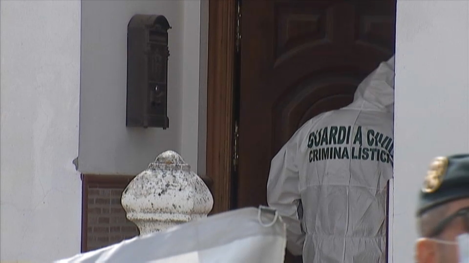 Un agente de criminalística accede a la casa del detenido en Monesterio.