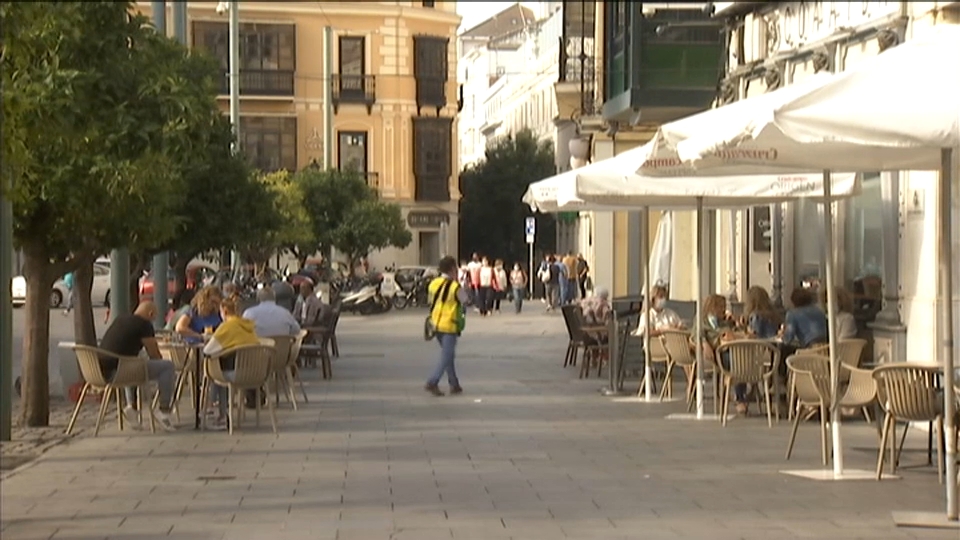 Las nuevas restricciones para frenar el coronavirus en la ciudad de Badajoz estarán en vigor 14 días. Plaza de España en la capital pacense con gente sentada en las terrazas.