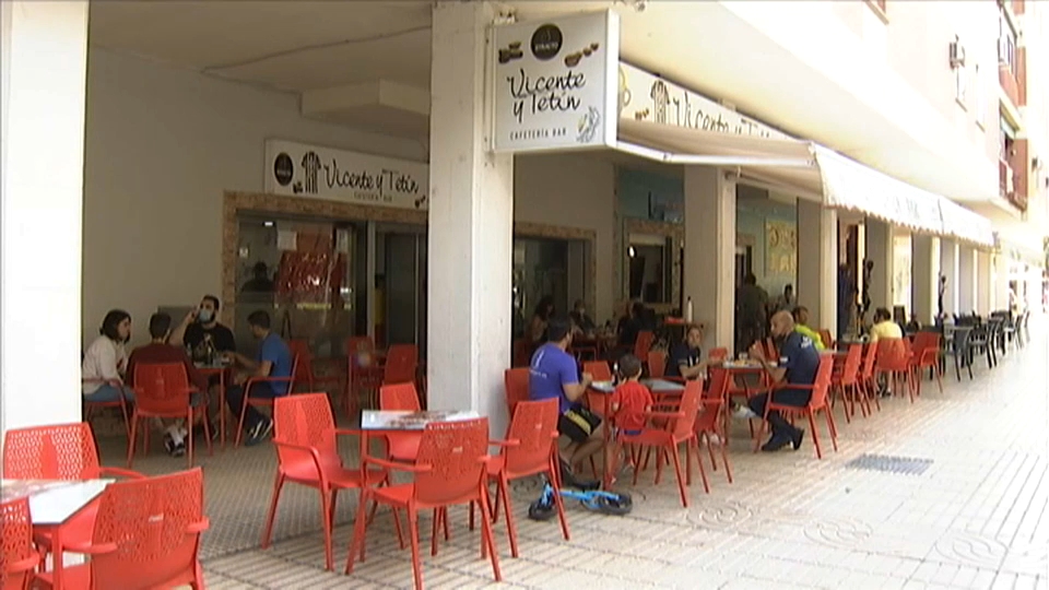 Terraza exterior de un bar en la avenida Sinforiano Madroñero de Badajoz.