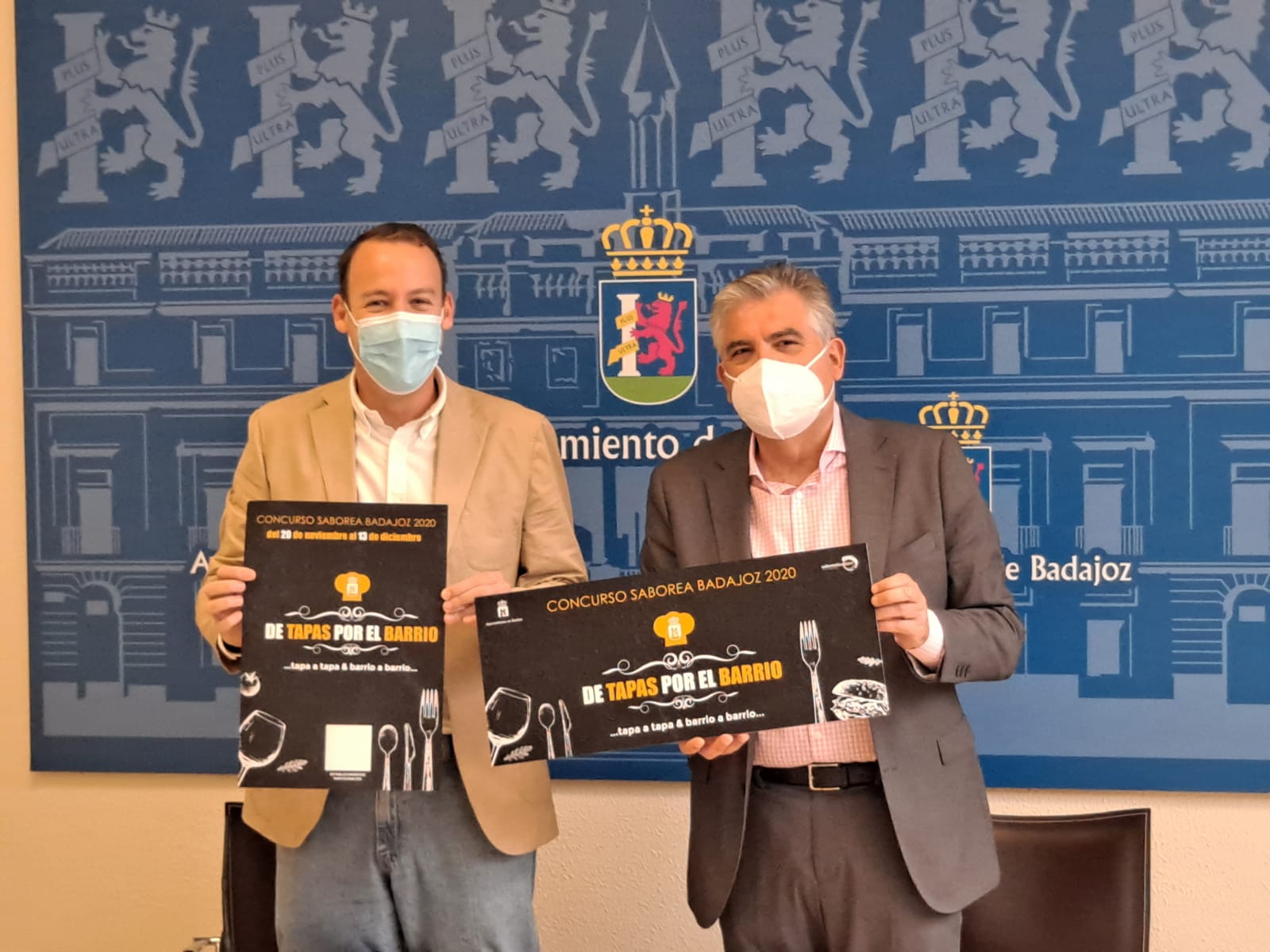 El concejal de Turismo, Jaime Mejías, y Emilio Jiménez, de la Fundación CB, patrocinadores del concurso.