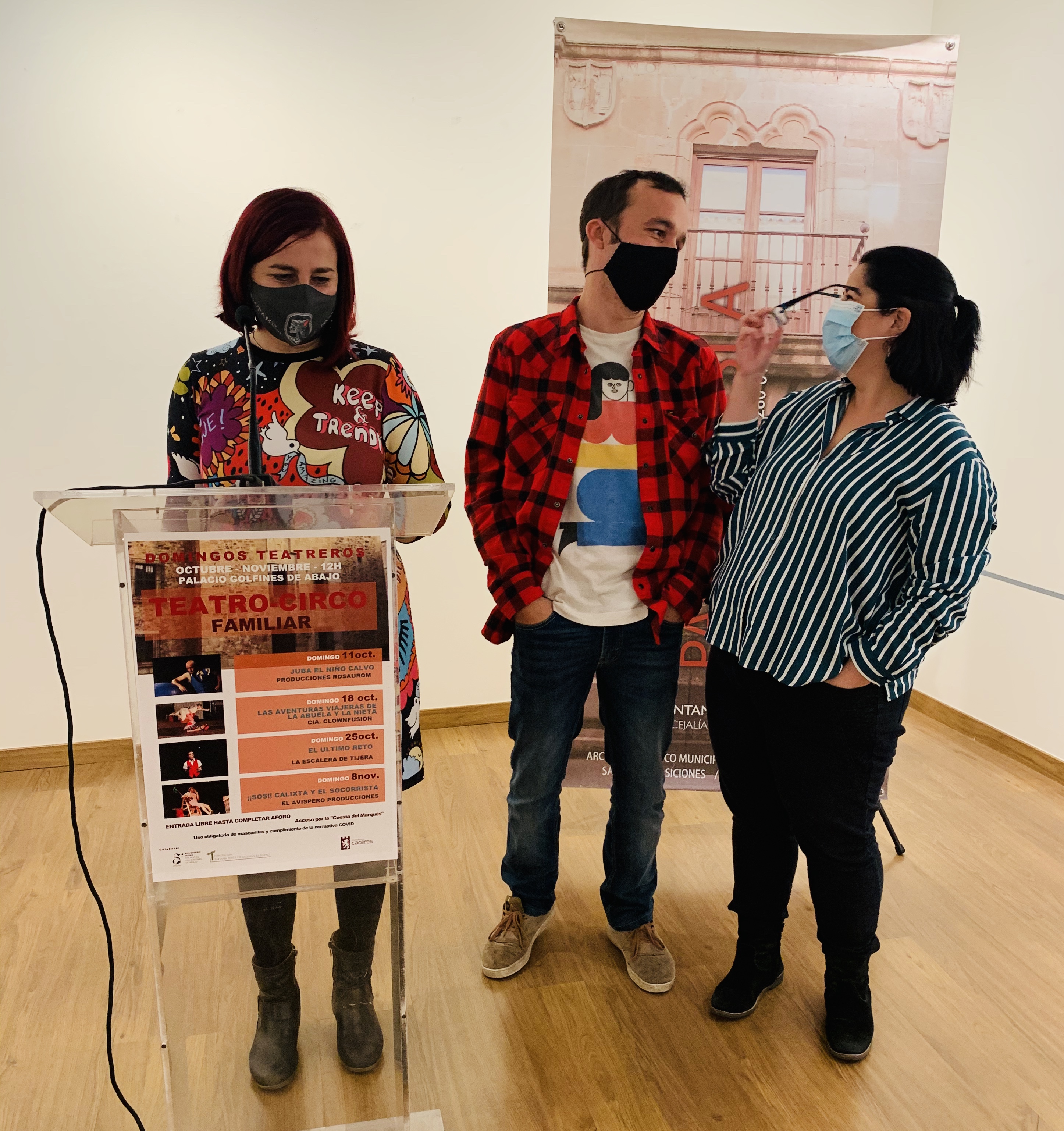 Imagen de Fernanda Valdés, Roberto Calle y Ana Fernández en la presentación de los Domingos Teatreros