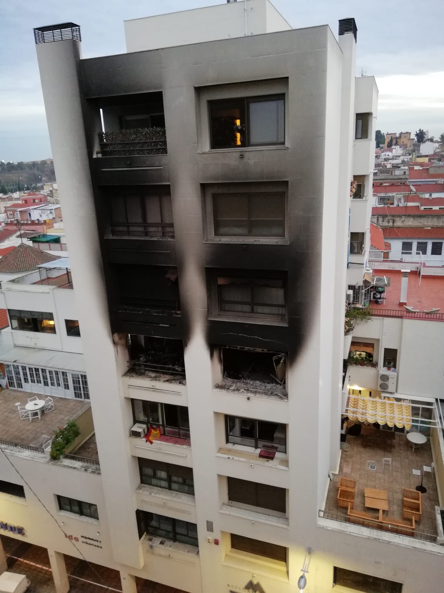 El edificio afectado tras el incendio