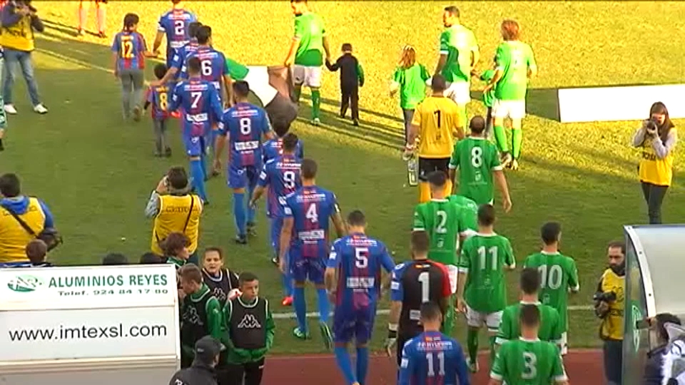 Salida al campo de los jugadores en el derbi entre Villanovense y Extremadura de la campaña 2017-2018