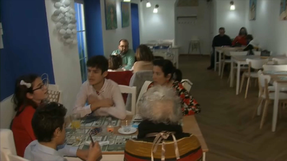 Interior de un restaurante con separación entre las mesas y menos comensales