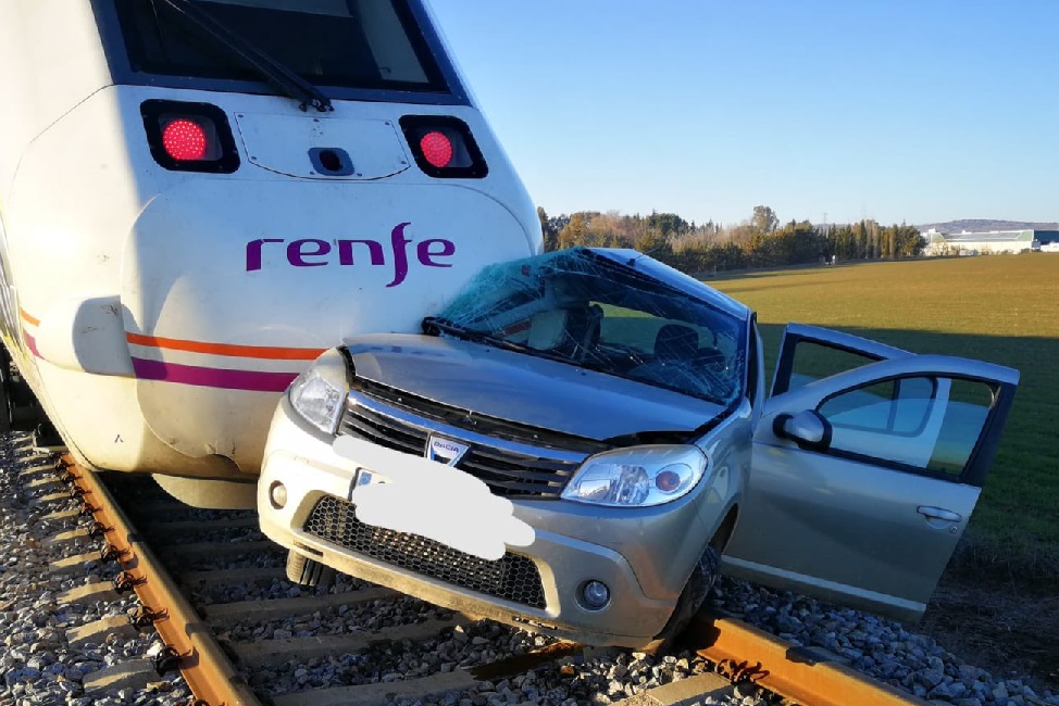 Vehículo arrollado por un tren