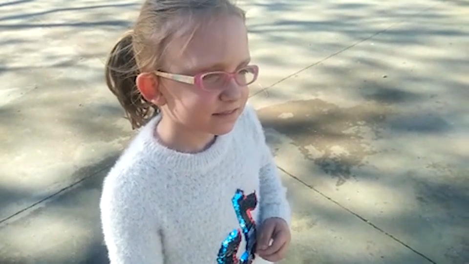 Emma sale al parque cuando no hay nadie