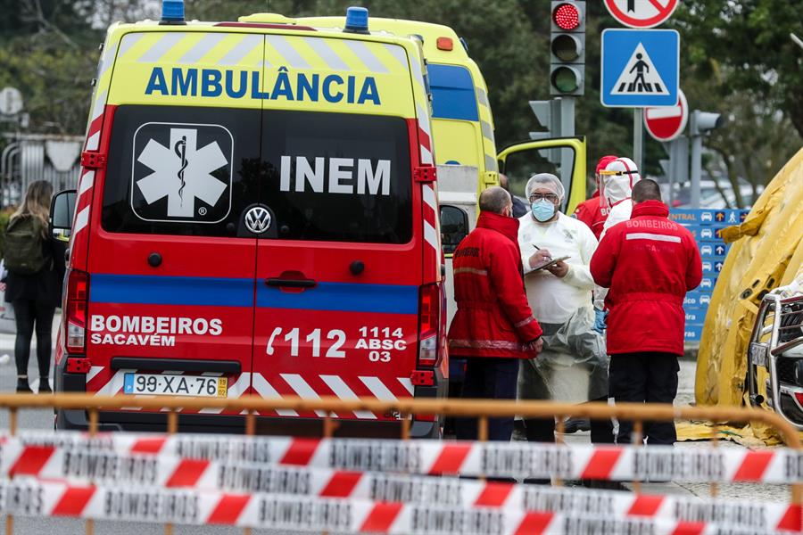 Los profesionales sanitarios participan en la preselección de pacientes a su llegada al Hospital Santa María de Lisboa.