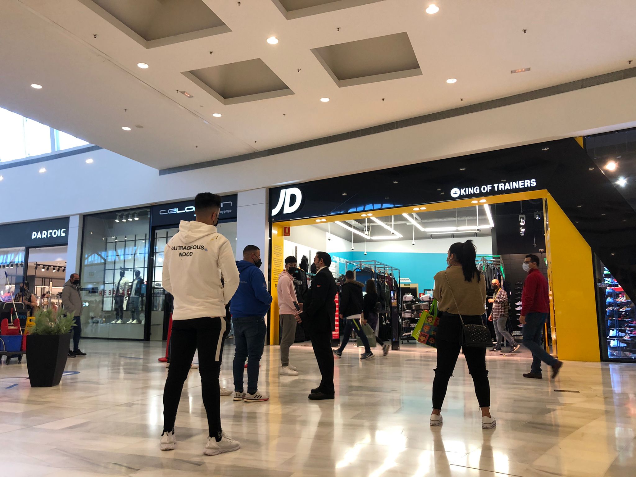 Colas en el interior del centro comercial El Faro