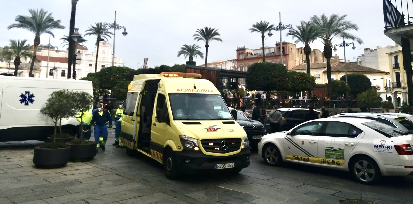 Ambulancias atendiendo tras una pelea en la Plaza de España de Mérida