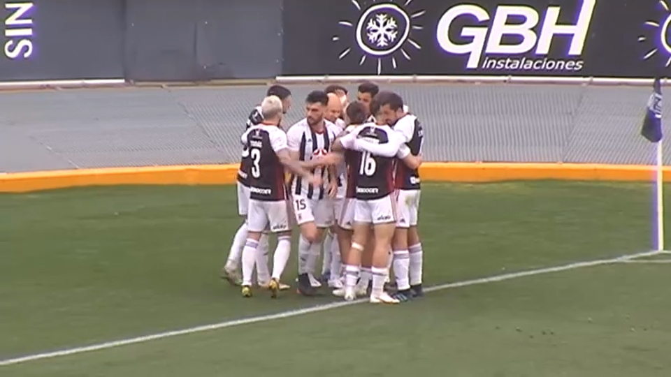 Los jugadores del CD Badajoz celebran el segundo tanto ante el Extremadura.