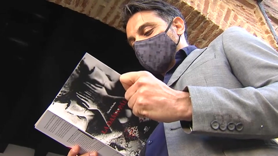 Mario Peloche con su cuarta novela, 'La dama pálida', en Zafra