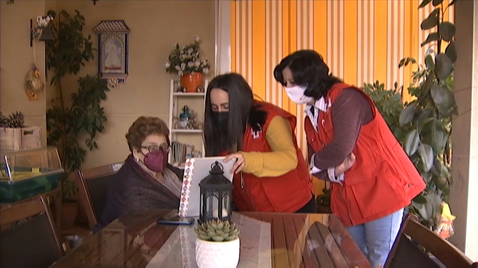 Voluntarias de Cruz Roja acompañan a Victoria Cisnero