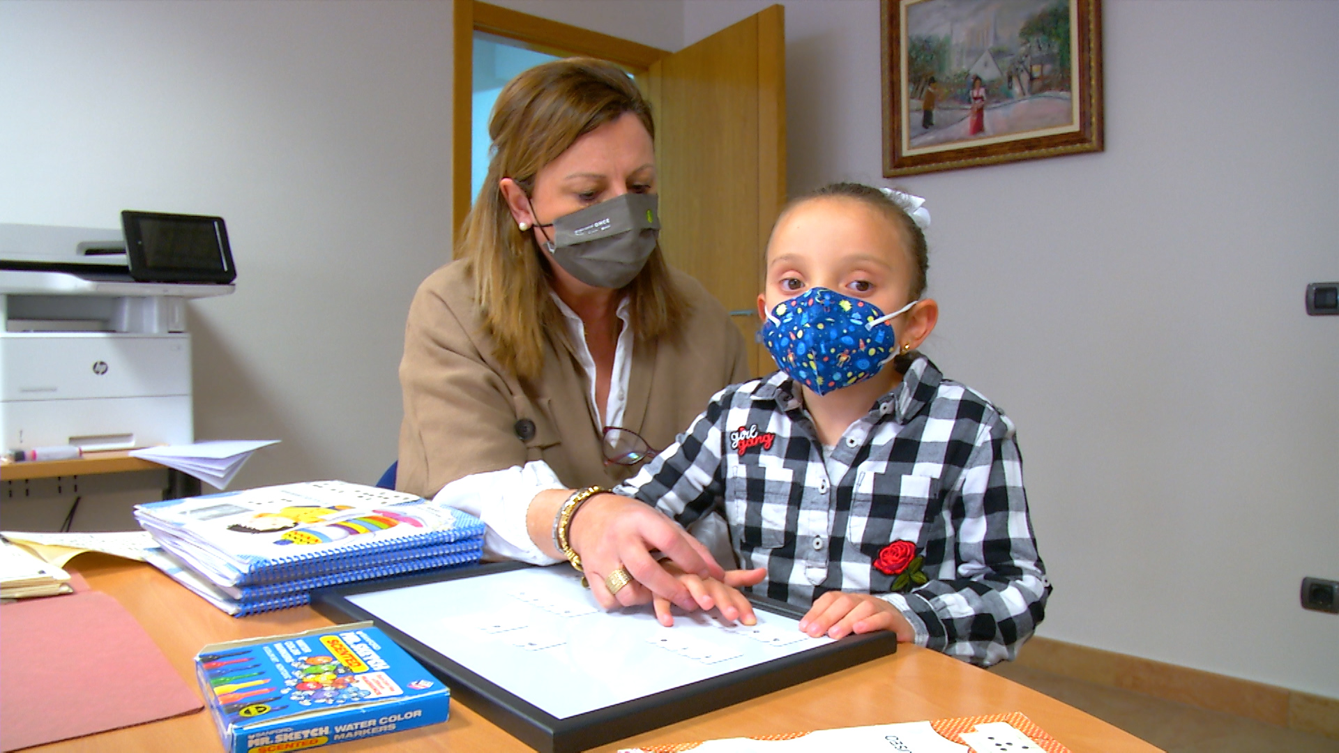 Niña ciega método braitico de la ONCE niño ciego discapacidad visual braille