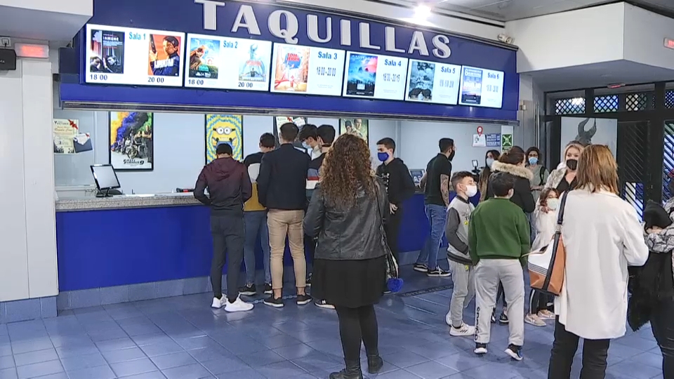 Espectadores compran entradas de cine en la taquilla