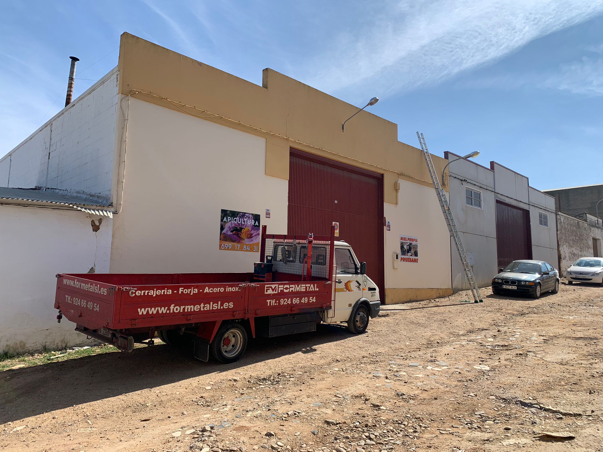 Nave de Almendralejo donde se ha producido el accidente laboral