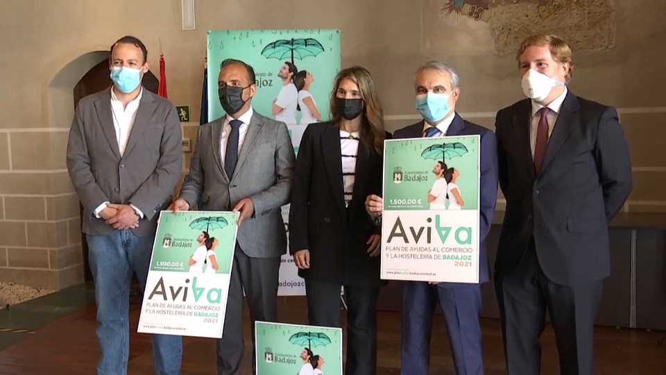 Concejales del Ayuntamiento de Badajoz, con el alcalde a la cabeza, durante la presentación de las ayudas del 'Plan AviBa'.